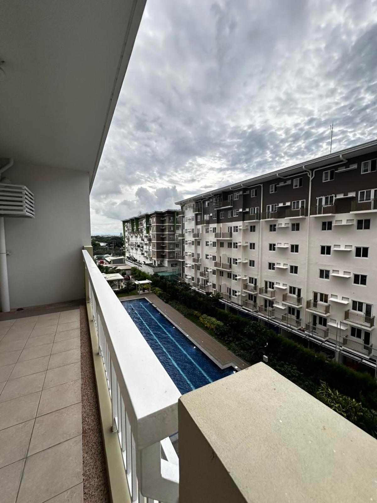 2 Bedroom Condo Unit Near Sm Bf & Naia At The Atherton By Dmci With 2 Balcony Paranaque City Exterior photo